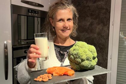 Béa, fondatrice de Femmes en Harmonie, dans sa cuisine présente sur une ardoise différentes sources de calcium essentielles pour des os solides : lait, brocoli, saumon et amandes.