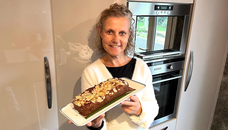 Béa, fondatrice de Femmes en Harmonie, présentant son son gâteau léger et sain avec des ingrédients naturels pour un dessert savoureux et nutritif.