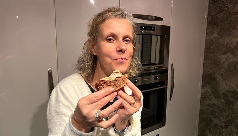 Béa savourant un morceau de son gâteau équilibré et gourmand idéal pour le petit-déjeuner, l'encas du gouter ou le dessert.