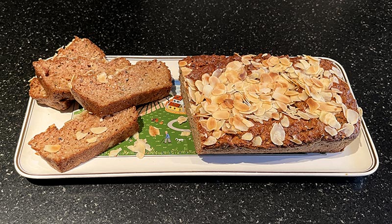 Un moelleux aux pommes et amandes doré et parsemé d’amandes effilées, tranché et prêt à nous régaler,