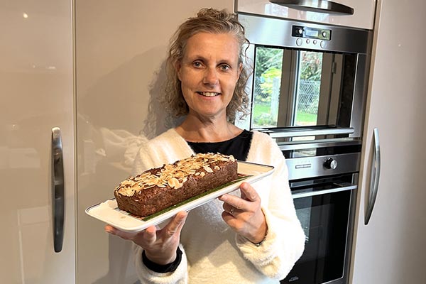 Béa, avec un grand sourire, est heureuse de présentant son gâteau sortant du four. Un dessert léger et sain, idéal pour un moment de gourmandise sans culpabilité.