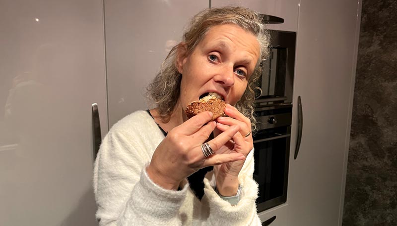 Béa, fondatrice de Femmes en Harmonie, savoure une part de son moelleux aux pommes et amandes, un dessert léger et nourrissant pour une pause bien-être.