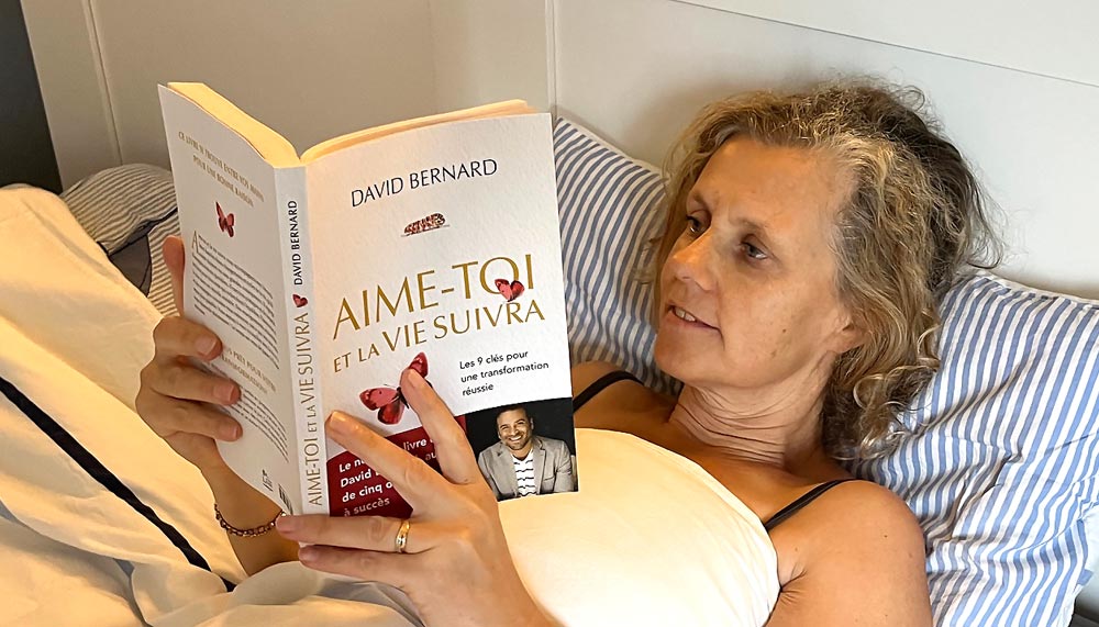 Béa, créatrice de Femmes en Harmonie et auteur de cet article, lisant un livre au lit pour illustrer les bienfaits de la lecture avant de dormir.
