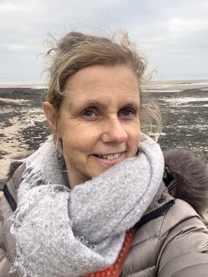 Béa, fondatrice de Femmes en Harmonie, souriante et sereine en bord de mer, symbolisant une approche positive et épanouie des années qui passent.