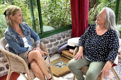 Béa, fondatrice de Femmes en Harmonie, interviewant Corinne Thoiron, hypnothérapeute, dans le cadre chaleureux d'une véranda entourée de verdure. Cette rencontre met en lumière les bienfaits de l’hypnose pour soulager le stress, améliorer le bien-être émotionnel et retrouver un équilibre intérieur.