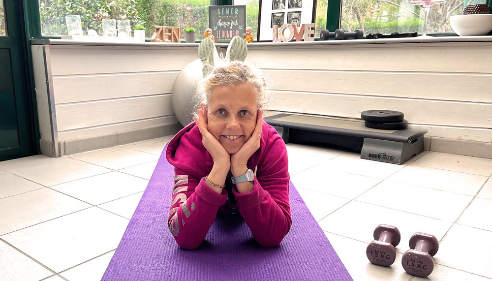 Béa, fondatrice de Femmes en Harmonie, allongée sur un tapis de yoga après une séance de renforcement musculaire. Cette pratique est idéale pour renforcer ses os, préserver sa densité osseuse et maintenir un corps tonique.