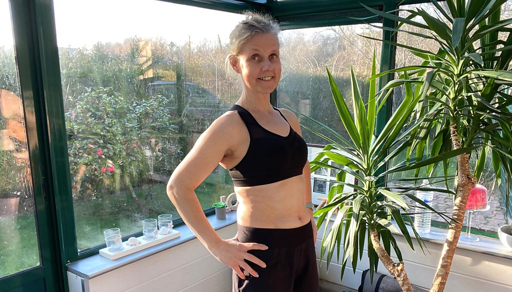 Béa, fondatrice de Femmes en Harmonie, prouve qu'une routine d’exercices doux et sans impact permettent de conserver ou de retrouver un ventre plat, même après 50 ans. Sa posture droite et détendue montre les résultats visibles d’un travail régulier basé sur des mouvements simples et sans intensité excessive.