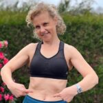 Béa, fondatrice de Femmes en Harmonie, montre son ventre plat après 50 ans grâce à des exercices physiques doux à faire chez soi, sans crunchs ni pression sur le périnée.