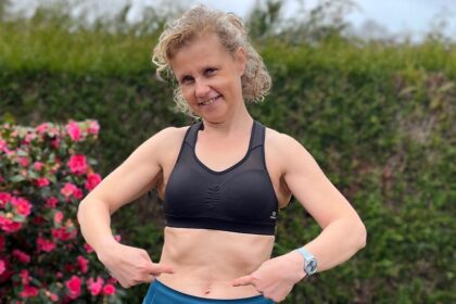 Béa, fondatrice de Femmes en Harmonie, montre son ventre plat après 50 ans grâce à des exercices physiques doux à faire chez soi, sans crunchs ni pression sur le périnée.