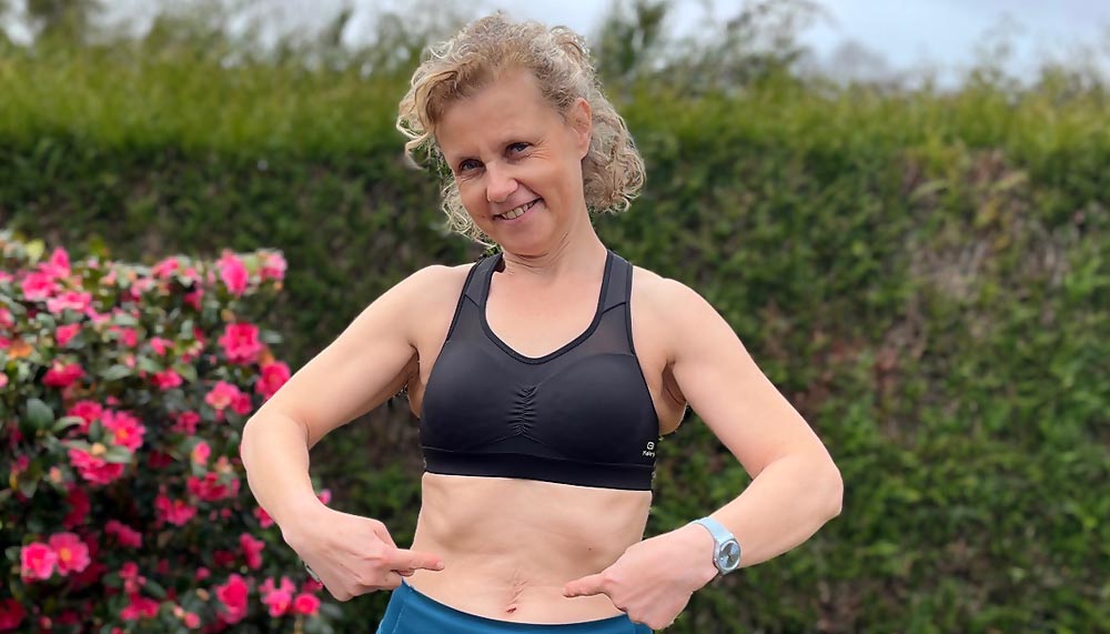 Béa, fondatrice de Femmes en Harmonie, montre son ventre plat après 50 ans grâce à des exercices physiques doux à faire chez soi, sans crunchs ni pression sur le périnée.