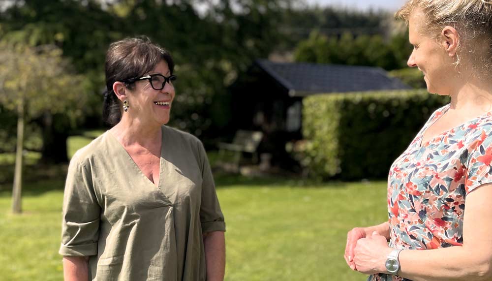 Françoise, 71 ans, partage un moment complice avec Béa, fondatrice de Femmes en Harmonie, dans son jardin verdoyant et lumineux. Elle a commencé l’activité physique à 68 ans, et inspire aujourd’hui de nombreuses autres femmes.
