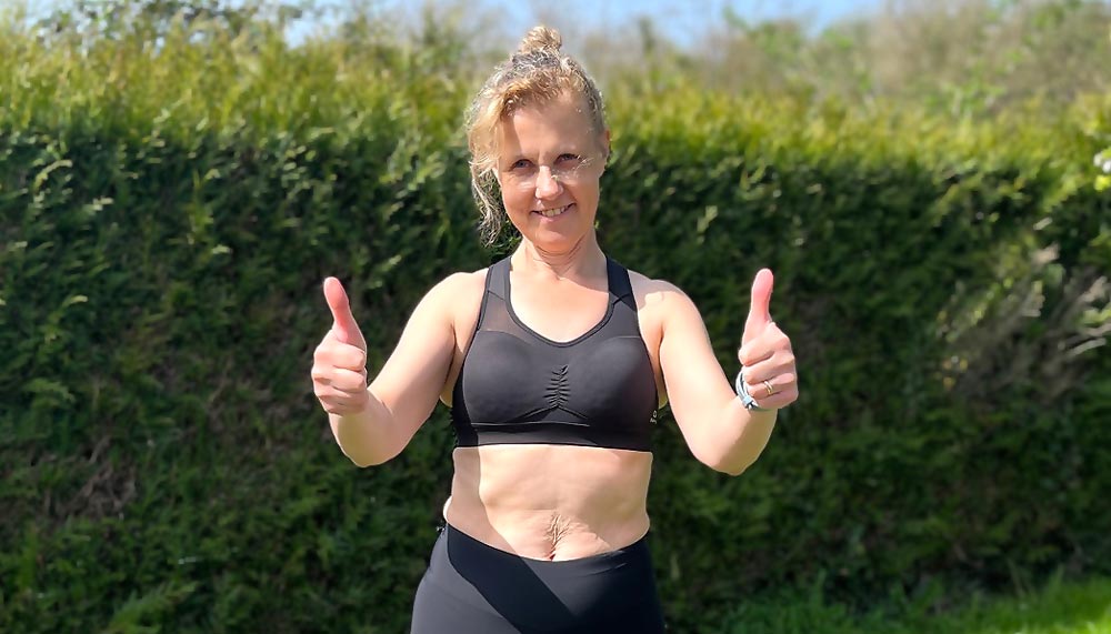 Béatrice, créatrice de Femmes en Harmonie, encourage les femmes de plus de 50 ans à pratiquer régulièrement des exercices pour un ventre plat. Son sourire et son attitude positive illustrent les bienfaits d’une routine douce, accessible et efficace pour affiner la silhouette et améliorer la posture.