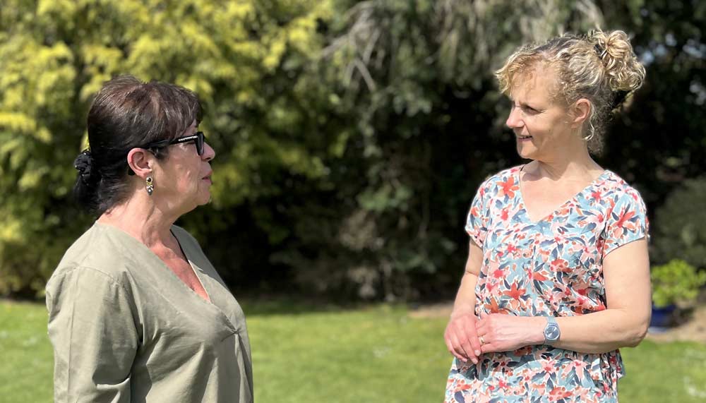 Françoise, 71 ans, rayonnante après avoir retrouvé son énergie après 60 ans : 14 kg perdus naturellement, fin des douleurs de dos, posture redressée, nouvelle vitalité et transformation physique visible grâce à une hygiène de vie simple et régulière.