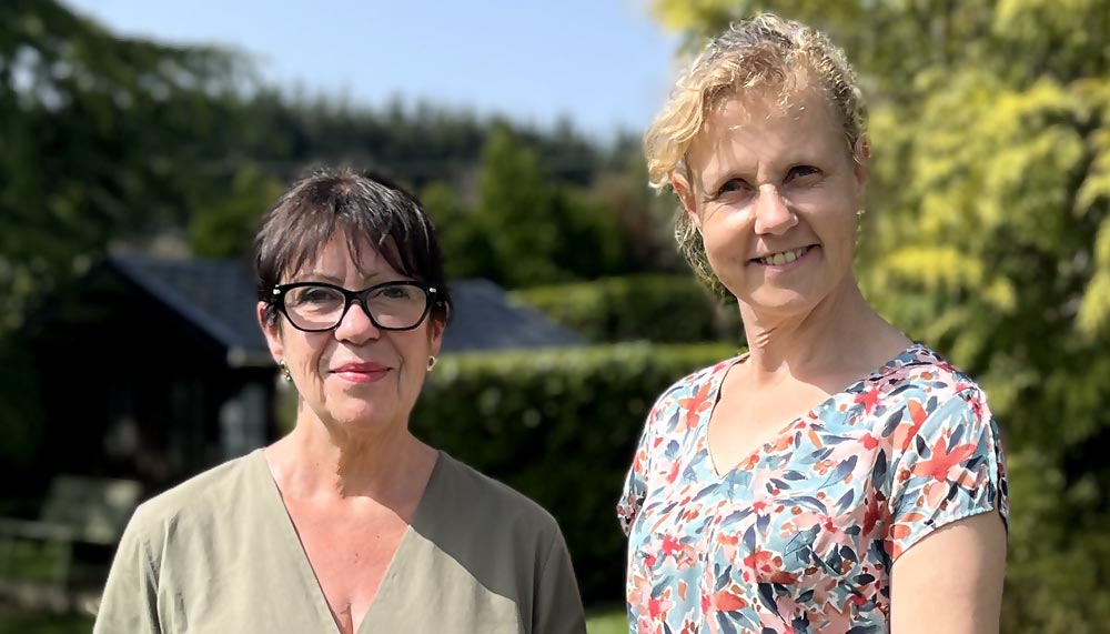 Béa, fondatrice de Femmes en Harmonie, aux côtés de Françoise, 71 ans, qui a retrouvé son énergie après 60 ans grâce à l’activité physique, une alimentation saine et un nouvel état d’esprit positif.