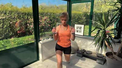 Pour le 4ème exercice, Béa effectue une fente dynamique avec flexion des bras, un exercice de tonification global adapté aux femmes après 50 ans, pour renforcer les jambes, les fessiers et améliorer l’équilibre et la coordination musculaire en douceur.