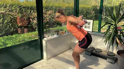 Béa présente le 5ème exercice de la série, un renforcement postural adapté aux femmes de 50 à 70 ans : position debout en “oiseau”, bras ouverts, dos droit et fesses en arrière, pour tonifier les fessiers, renforcer le haut du dos et améliorer la posture sans impact.